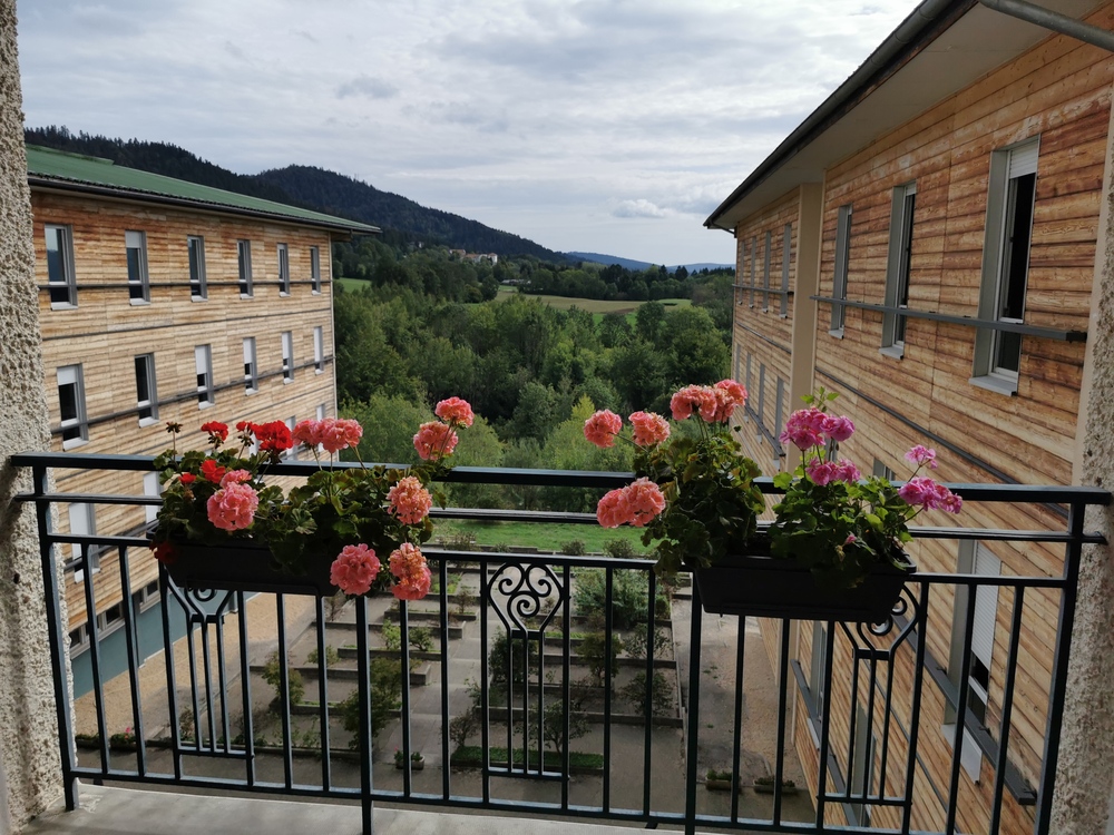 image balcon ehpad orée des sapins de l'albarine